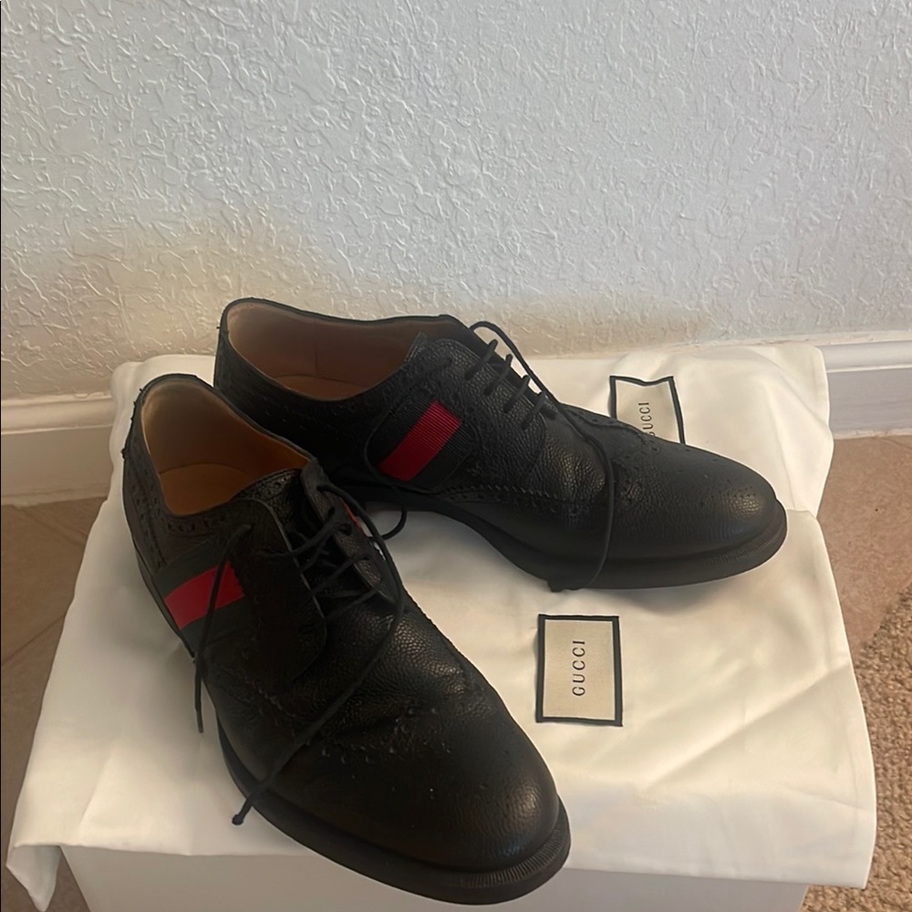 Gucci Men's Black Leather Shoes with Red Stripe